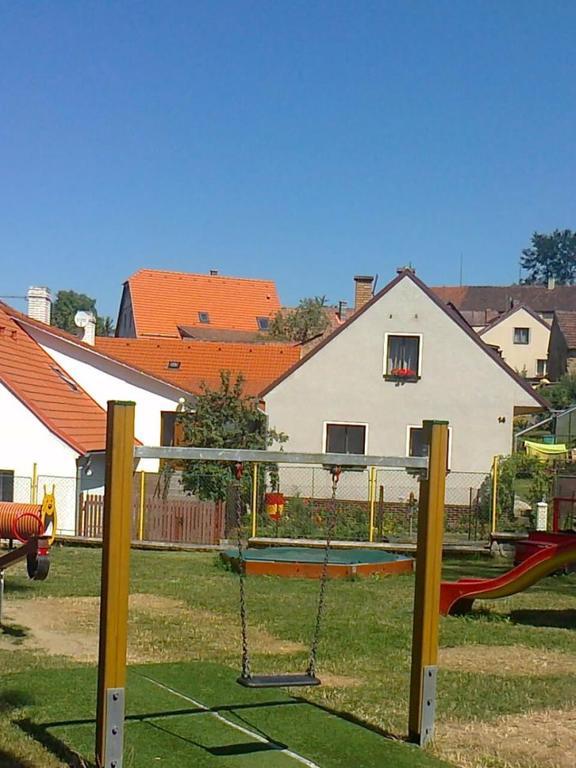 Penzion U Zameckeho Parku Zihobce Экстерьер фото